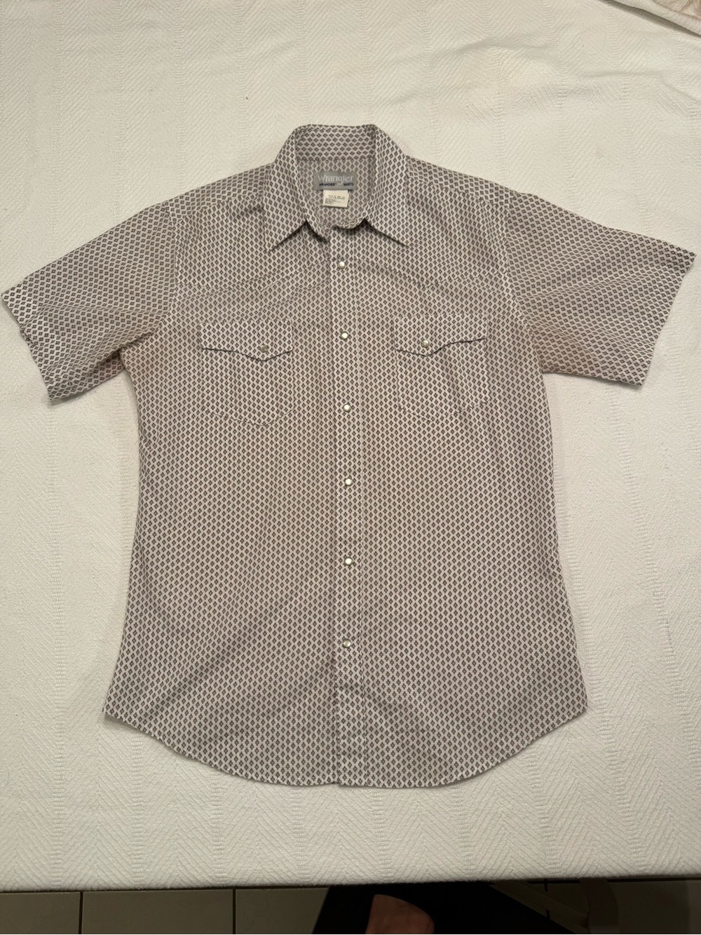 Wrangler Short-Sleeve Button-Down Shirt in Beige and Dark Brown Geometric Print